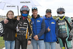 Corey und Danyon Turner (mit Kappe) zwischen Tim Reeves und Ferry Segers