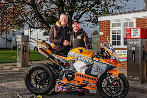 Alastair Seeley (re.) nach dem Vertragabschluss mit Binch Racing