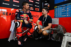 KTM-Tech3-Pilot Maverick Vinales mit Coach Jorge Lorenzo