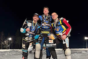 Niclas Svensson (Mitte) mit Filip Jäger (links) und Ove Ledström