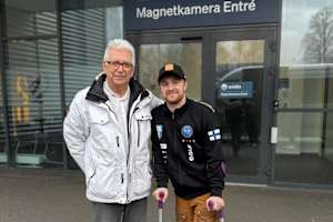 Martin Haarahiltunen (r.) vor der Radiologie in Karlstad 