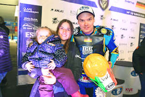 Luca Bauer in Inzell mit seiner Frau Anna und Tochter Marlen
