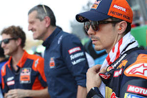 KTM-Tech3-Athlet Maverick Vinales, im Hintergrund Teamboss Günther Steiner