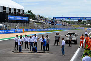 Das Asphaltloch stellte die MotoGP-Verantwortlichen vor Herausforderungen