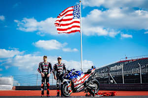 Die Aprilia-Werksfahrer Martin und Bezzecchi mit der neuen «X»