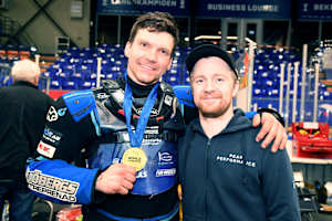 Weltmeister Niclas Svensson (li.) mit seinem Vorgänger Martin Haarahiltunen