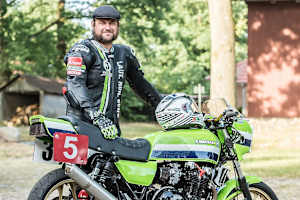 Kenny Hinck macht seine Kollegen auf die Lizenzbestimmungen aufmerksam