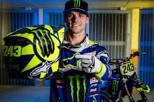 Sonnig: Auch Gaisers Kopfschutz strahlt im Rossi-Design