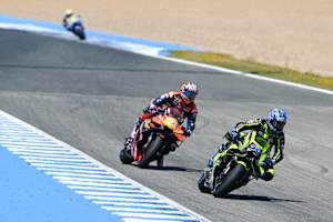 Ai Ogura behielt im harten Zweikampf mit Enea Bastianini (KTM) die Oberhand