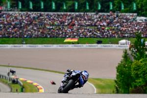MotoGP in Deutschland: Im Hintergrund die schnelle Sachsenkurve