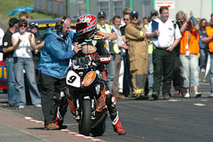 Mervyn White gratuliert Steve Plater 2006 zum Sieg beim NW200
