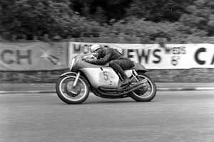 Mike Hailwood auf der beschädigten MV Agusta