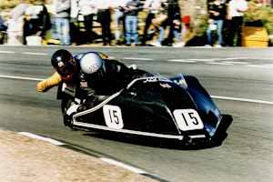 Neil Smith chauffiert 1989 Zuschauer Dave Wood aufs TT-Podium