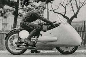 Fergus Anderson auf einer BMW500 im Jahr 1956