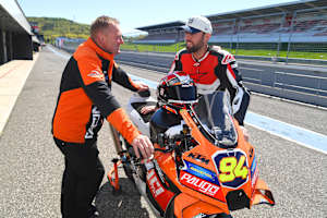 Teamchef Carsten Freudenberg (li.) mit Jonas Folger