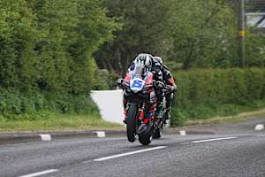 Michael Dunlop behält einmal mehr auf seiner Supersport-Ducati die Oberhand