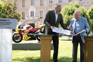 Vertragunterzeichnung mit Carmelo Ezpeleta, CEO MotoGP Sports Entertainment