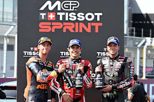 Fertigte Acosta und Bezzecchi ab: Sprint-Sieger Marc Marquez
