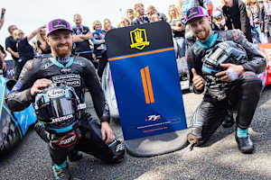 2024 sowie 2025 triumphierten Ryan und Callum Crowe bei der Tourist Trophy