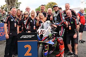 Ein glücklicher Peter Hickman mit seinem Team