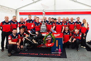 Dean Harrison plus Honda-Team mit der Trophäe für den Sieg in der Senior-TT
