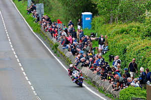 Knapp an den Zusehern vorbei: Peter Hickman bei der TT 2026