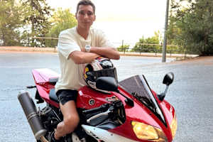 MotoGP-Pilot und Superbike-Champion Razgatlioglu auf einer «alten» R1