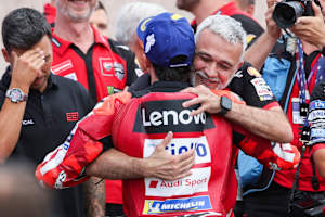 Glückwünsche am Sachsenring: Marc Marquez mit Mauro Grassilli