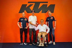 Deal: Alex Marquez mit Aki Ajo (li.), Pit Beirer und Jens Hainbach
