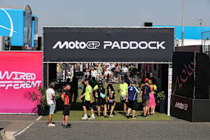 Der Zugang zum Fahrerlager der MotoGP ist begehrt