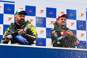 Schon am Sonntag teilte sich Michael Dunlop mit Jamie Coward das Podium