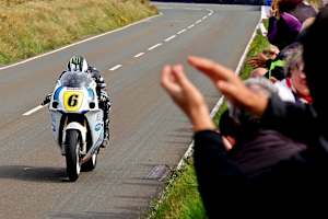 Michael Dunlop ließ sich auch von einem Ölleck nicht einbremsen