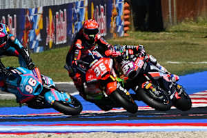 In Misano wurde Senna Agius (Nr. 81) von Piqueras (Nr. 36) zu Fall gebracht