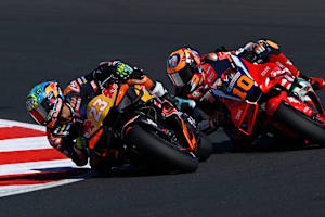 Duell der Lokalmatadoren: Enea Bastianini (KTM) vor Luca Marini (Honda)
