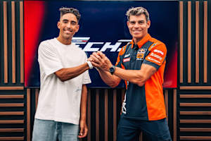 Deal done: Senna Agius mit Tech3-Teammanager Nicolas Goyon