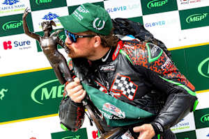 Gleich viermal durfte Johnny Stewart beim Manx GP die Trophy küssen
