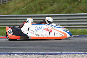 Roscher/Burkhard stehen in der Int. Sidecar Trophy 1000 vor dem Titelgewinn