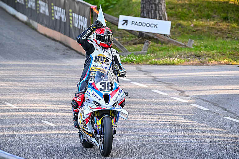 Der Finne Erno Kostamo nach einem seiner Siege in seiner finnischen Heimat