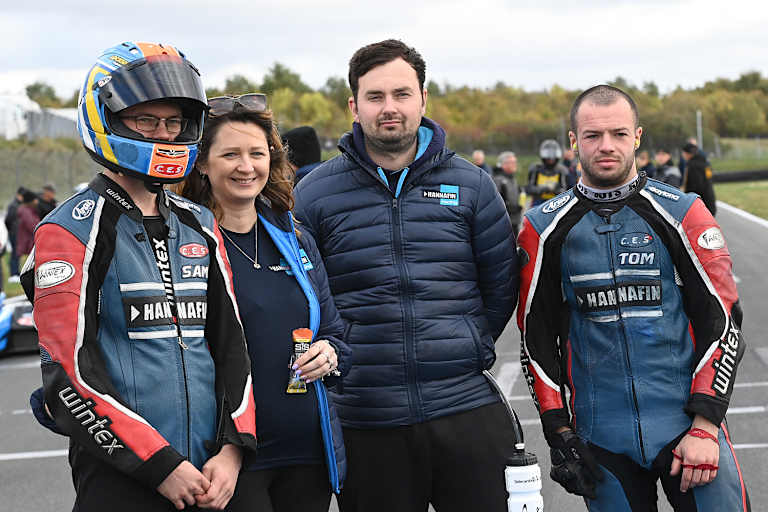 Team Hannafin: Fahrer Sam (li. mit Helm) und Tom Christie