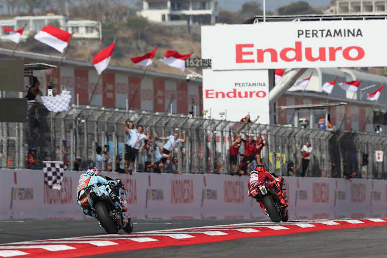 Marc Marquez fuhr vor Ai Ogura über die Ziellinie