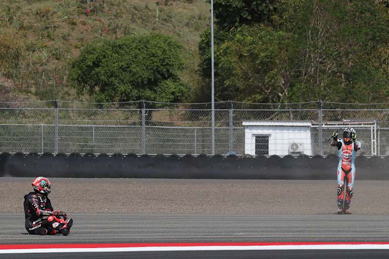 Bezzecchi am Boden, Fernandez applaudiert