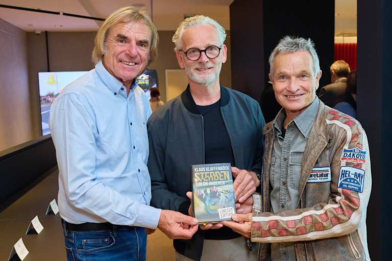 Auch Gustl Auinger (li.) und Rolf Biland holten sich ihr Exemplar ab