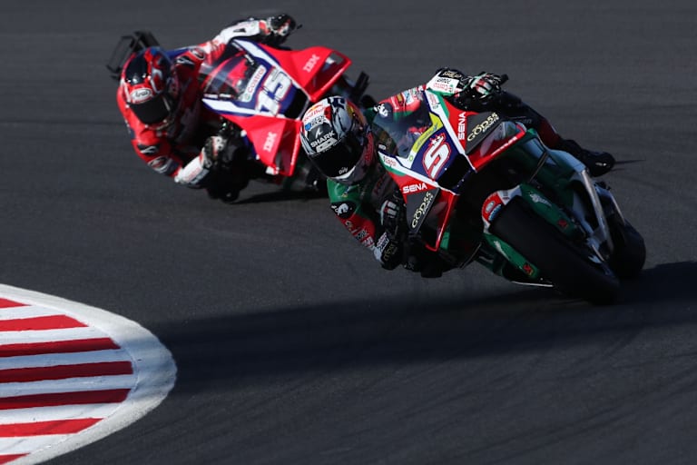 Johann Zarco vor Ersatzfahrer und Markenkollege Somkiat Chantra