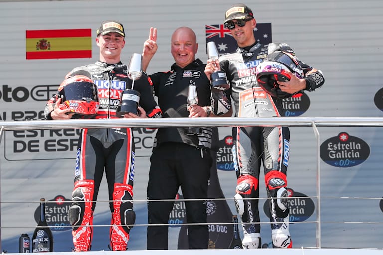 Lingg (Intact GP) mit seinen Moto2-Assen Gonzalez und Agius (re.)
