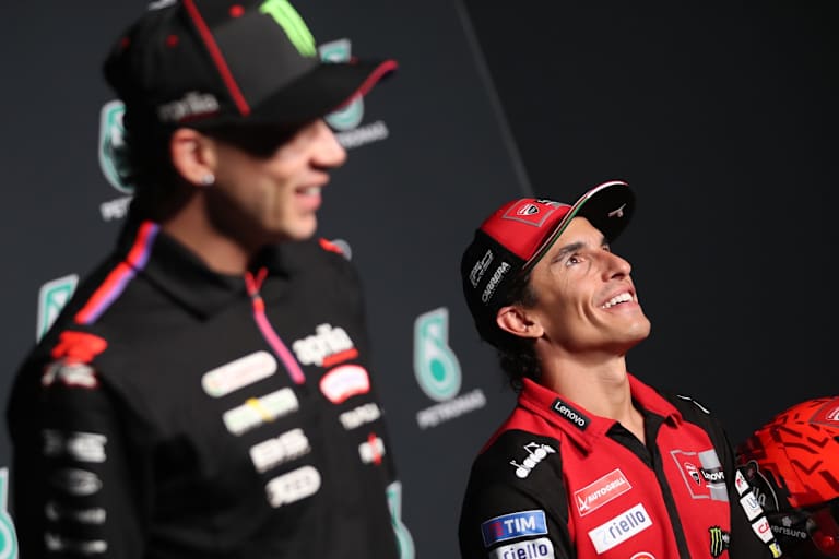 Marc Marquez mit Aprilia-Pilot Marco Bezzecchi