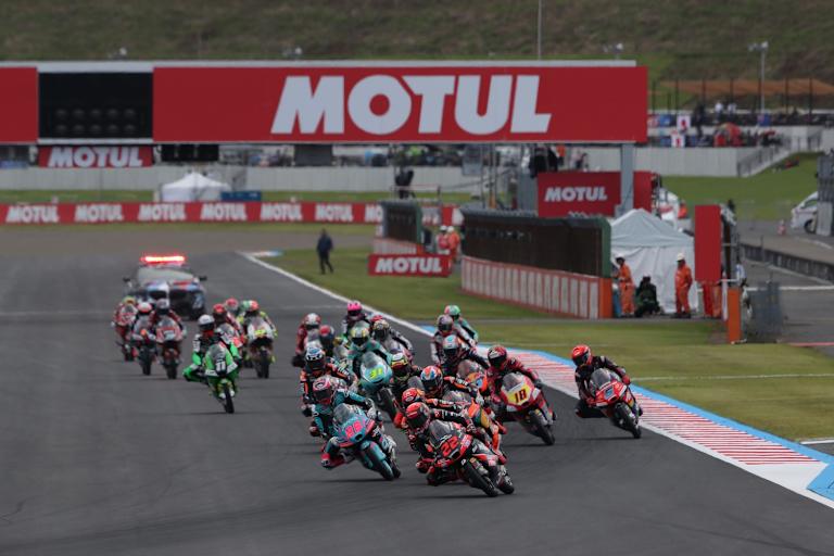 David Almansa (Nr. 22) gewann das Moto3-Rennen in Japan
