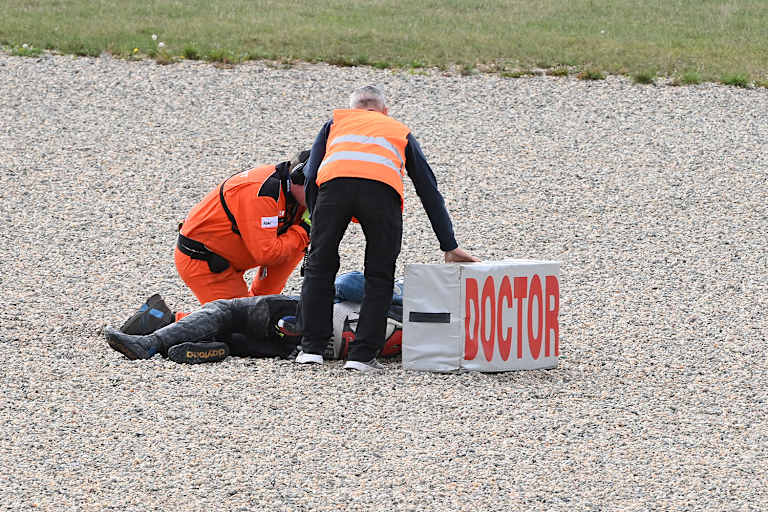 Vincent Peugeot bleibt bei seinem Sturz aus dem Gespann gottlob unverletzt