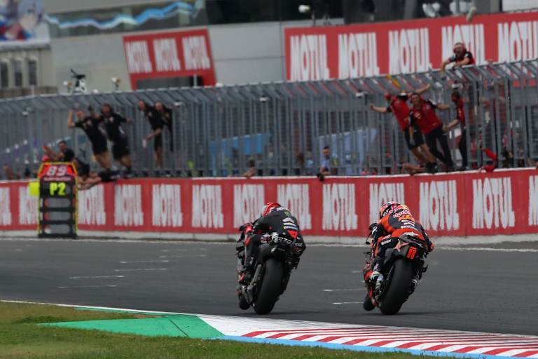 Stark: Bastianini (KTM) jagte Bezzecchi (Aprilia)
