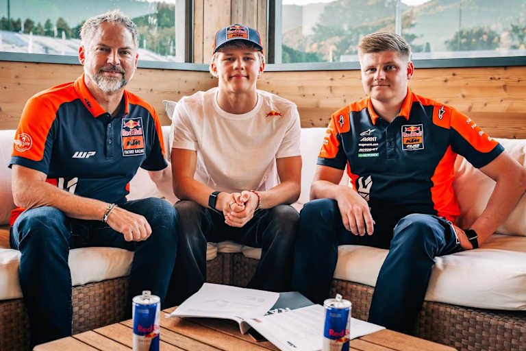 Rico Salmela mit Jens Hainbach (KTM) und Teammanager Niklas Ajo (re.)