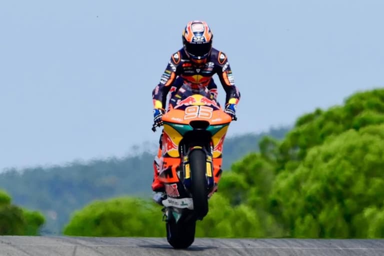 Freudensprung auf trockener Piste: Ajo-Pilot Collin Veijer